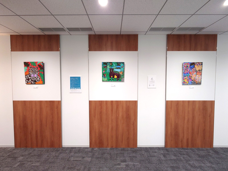 エントランスに展示しているGENIUSの作品