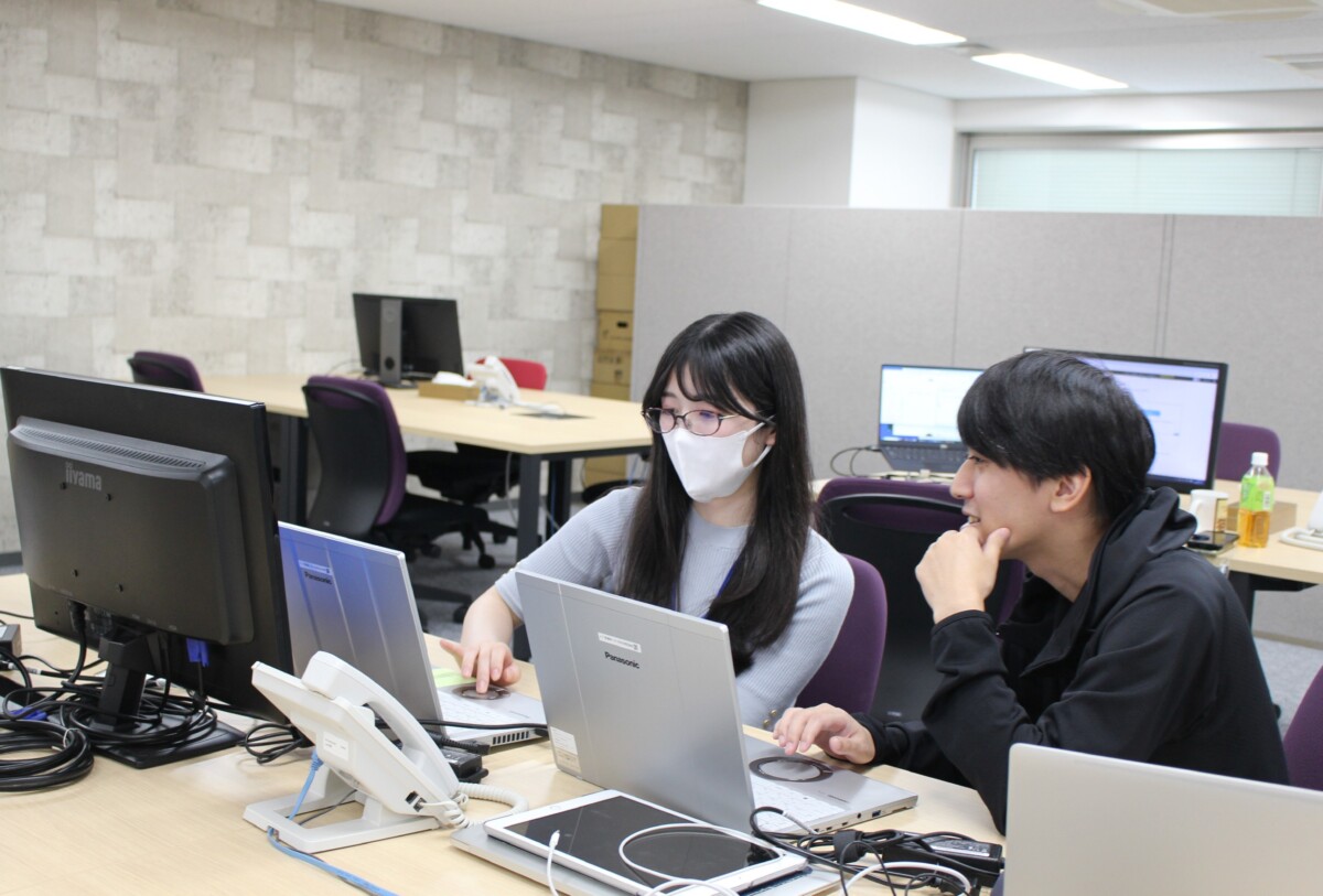先輩に相談している様子