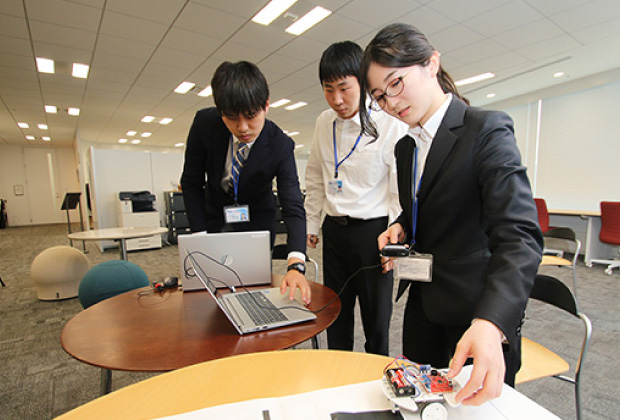 ロボットカーを使った新人研修の様子